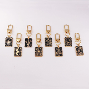 Индивидуальная индивидуальная дешевая эмалированная подвесная металлическая карта таро ужасная Луна Рождественский брелок для ключей на Хэллоуин - Product Image 2