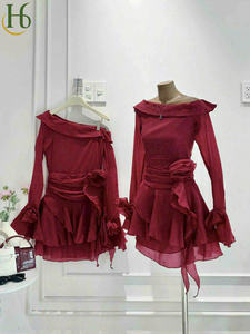 Minivestido rojo de un solo hombro con volantes en la cintura, hecho en Vietnam, de manga larga con puño con volantes. - Product Image 2