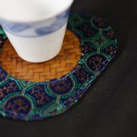 Sous-verre triangulaire en bambou tressé fait main, motif pièce de monnaie chinoise, bordure en tissu brodé dragon, résistant à la chaleur, décoration pour tasses