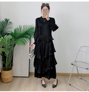 Robe Miyake Très Vendue Couleur Unie Robes Élégantes Grande Taille à Volants Superposés Longues pour Femme - Product Image 2