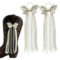 Bottes de cowboy western avec nœuds, rubans, accessoires décoratifs, ornements suspendus, guirlandes à pois