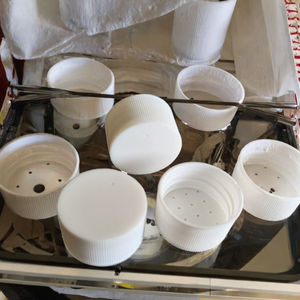 Capuchon à vis en plastique PP nervuré ventilé de 28 mm, anti-fuite, pour bouteilles, usage cosmétique - Product Image 3