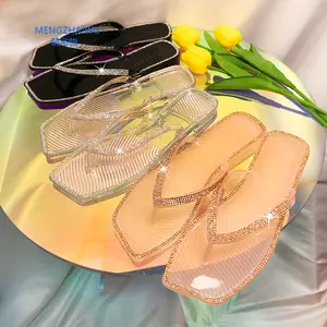 China Export täglichen Gebrauch Artikel Kristall Design Damen Hausschuhe Sandalen Flacher Boden transparente Cummer Outdoor Flip-Flops für Frauen