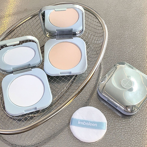 Poudre fixatrice compacte In-House Brand Luminous légère, matifiante, waterproof, longue tenue, fini naturel, avec houppette, effet correcteur - Product Image 6