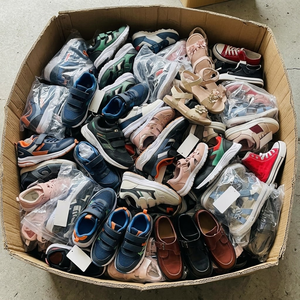 Calzado Infantil de Verano en Liquidación Navideña, Venta al por Mayor de Sandalias y Zapatillas Deportivas para Niños y Niñas, Tallas Mixtas, Excelente Estado - Product Image 5