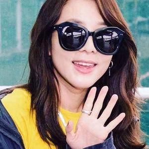 Gafas de Sol Unisex Extra Grandes Qianai, Protección UV400, Marco de PC, Lentes Tipo AC, 3 Tonos, Remaches Punteados Irregulares, Color Negro - Product Image 2