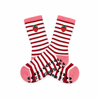 Nouvelles chaussettes de sport personnalisées en coton peigné rayées rouge et blanc avec broderie fraise mignonne pour le Pilates