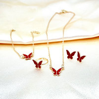 Juego de Joyería de 4 Piezas con Mariposa de la Suerte para Mujer, Dije Esmaltado en Blanco y Rosa, Pulsera, Gargantilla, Collar, Anillo y Aretes Bañados en Oro