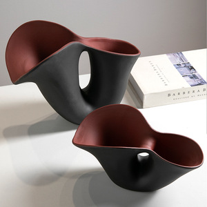 Vase en céramique géométrique noir en forme de trompette Alien pour la décoration intérieure - Product Image 6