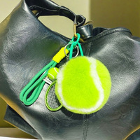 Vente en gros d'usine : Porte-clés et breloques pour sacs et sacs à main en forme de balle de tennis en fausse fourrure moelleuse et pompon