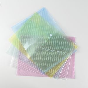 Carpetas de archivos PP transparentes de tamaño A4 con diseño <span class=keywords><strong>diagonal</strong></span> y botón a presión de plástico para protección de documentos a prueba de agua adecuada - Product Image 2