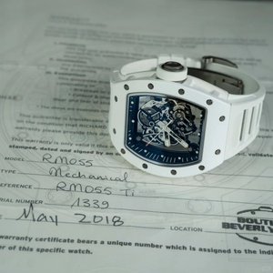 Montre mécanique sportive de luxe discrète pour homme, boîtier blanc résistant aux rayures, mouvement entièrement squeletté, forme tonneau. - Product Image 6