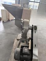 Klein-schaal 300 kg/uur Cassave Garri verwerkingsmachines Cassavevlokken productie in Nigeria