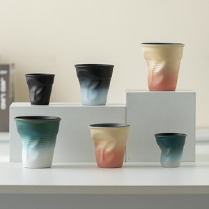 Tasse en papier 3D Design <span class=keywords><strong>Tasses</strong></span> pincées réutilisables Tasse <span class=keywords><strong>à</strong></span> <span class=keywords><strong>café</strong></span> créative et irrégulière <span class=keywords><strong>Tasses</strong></span> <span class=keywords><strong>à</strong></span> expresso Tasse en poterie froissée - Product Image 1
