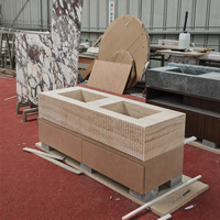 Meuble-lavabo double vasque en travertin beige rustique avec façade cannelée, tiroirs en bois et double bassin, autoportant, pour projet de salle de bain principale
