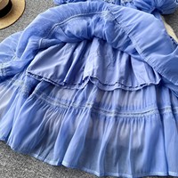 Robes simples et haut de gamme pour femmes avec des motifs plissés à bords volantés avec une jupe longue luxueuse et chic pour dames