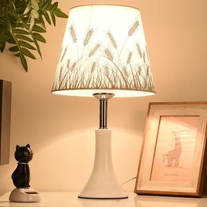 Lampe de table LED moderne et minimaliste pour chambre à coucher, lampe de chevet élégante avec gradation réglable et télécommande pour l'étude, les mariages - Product Image 4