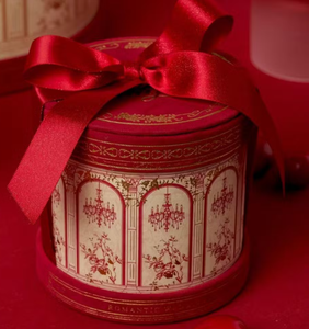 Boîte cadeau ronde vintage romantique avec nœud en satin rouge et motif de lustre pour l'emballage de bijoux - Product Image 1