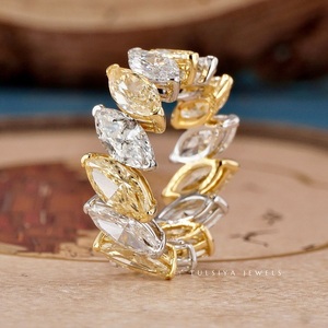 Anillo de diamantes de joyería fina con piedra central de corte esmeralda radiante y banda pulida elegante para un compromiso sofisticado. - Product Image 4