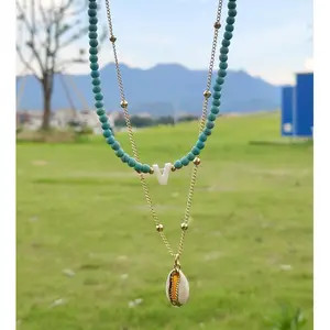 2022 Trendy Boho Turquoise Beads Choker Perhiasan Kustom Lapisan Ganda Air Tawar Shell Surat Charm Kalung untuk Musim Panas Pantai