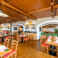 Vente en gros de café-boutique de café de luxe léger personnalisé du Moyen-Orient meubles de restaurant d'hôtel carrés en bois