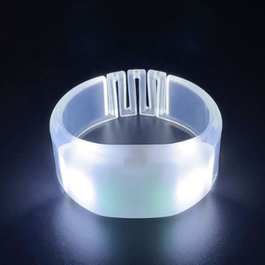 Bracelets LED avec logo personnalisé, 2 LED, 15 couleurs, portée de 400 m, autonomie de la batterie de 4 à 6 heures, pour concerts/mariages/fêtes - Télécommande - Product Image 5