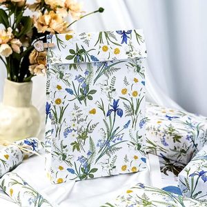 Papel de embalaje litográfico original con diseño de flores moradas y azules para empaquetar ramos, papel para regalos del Día de la Madre - Product Image 4