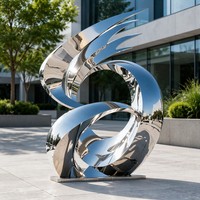 Sculpture contemporaine abstraite grandeur nature en acier inoxydable avec design de courbes fluides polies pour exposition en galerie d'art