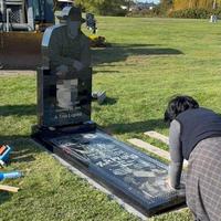 Monument funéraire moderne en granit noir américain Samistone avec base verticale et gravure laser pour cimetière