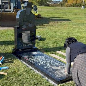 Lapide/Monumento funebre moderno in granito nero americano Samistone con incisione laser e base verticale per cimitero - Product Image 6