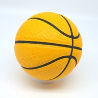 Bola Basket Mainan Mini OEM Ukuran Kecil Warna Kuning Multiwarna Laris untuk Anak-anak/Ornamen Meja/Hadiah Natal Liburan