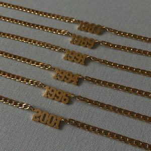 สร้อยข้อเท้าสแตนเลสสตีลสั่งทำขายส่ง พร้อมสลักชื่อและปีที่กำหนดเอง ดีไซน์สร้อยข้อเท้าสีทองสำหรับผู้หญิงและเด็กผู้หญิง - Product Image 5