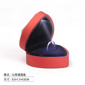 Caja de joyería de terciopelo con cierre de bisagra en forma de corazón personalizada de Pink Factory, con cinta, adecuada para anillos y collares. - Product Image 4