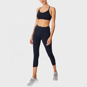 Ensemble de yoga pour femmes, soutien-gorge de sport dos nageur noir uni, leggings taille haute mi-mollet, vêtements de sport respirants sans couture, ensemble 2 pièces - Product Image 1
