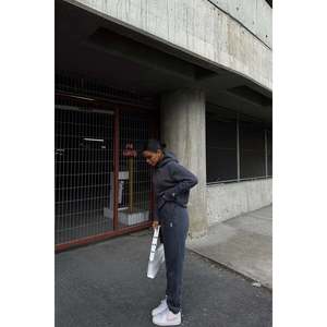 Conjunto Deportivo Cómodo y Resistente al Viento, Color Gris Humo, con Estampado 'E', Diseño Personalizado para Correr en Invierno, Transpirable, con Logotipo Incluido, MOQ 2 Piezas - Product Image 2