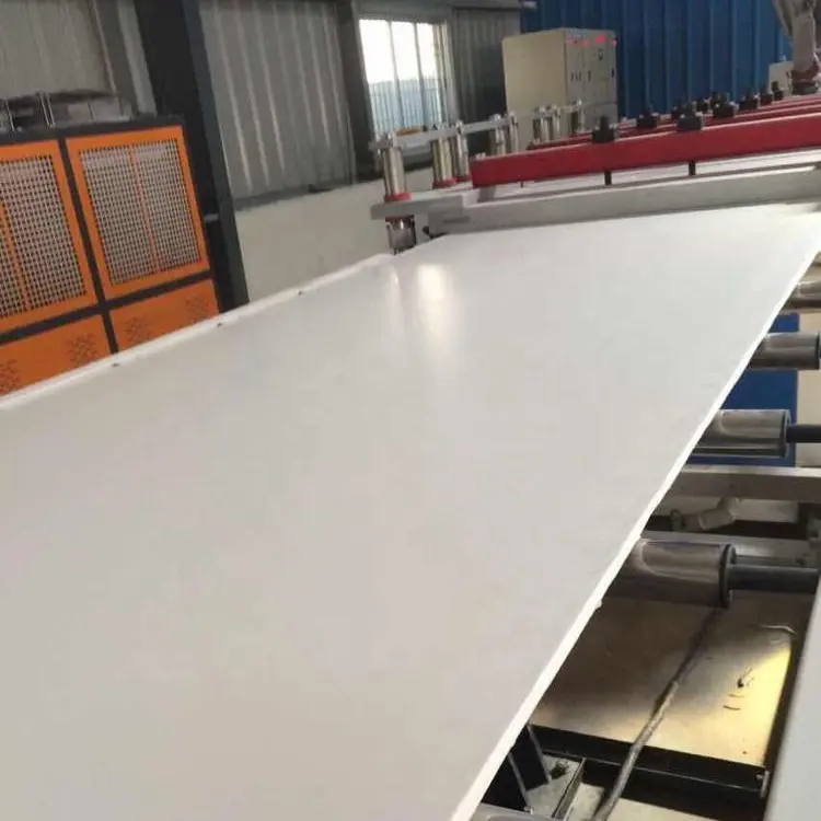 Machine à plastifier de feuille de mousse, appareil pour la fabrication de plaques en plastique