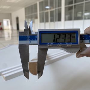 Molduras de Pino Ecológicas y Duraderas con Acabado Blanco Imprimado para Interiores Modernos - Product Image 3