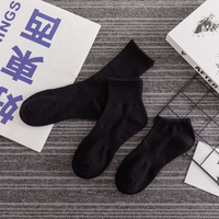 Chaussettes en coton personnalisées OEM, noires et blanches, chaussettes de sport pour tous les jours, fabricant de marques privées