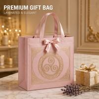 Sac cadeau non tissé personnalisé avec logo, motif gaufré or et nœud en satin – Fabrication OEM/ODM en gros