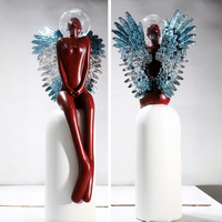 Escultura de Ángel Abstracta de Fibra de Vidrio con Casco Transparente y Alas de Plumas Metálicas, Estatua Moderna para Piso
