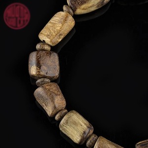 Bracelet en bois d'agar naturel de petite taille, à affinité marine – Perles de bois d'oud à haute teneur en résine, faites à la main, aromatiques, pour la prière - Product Image 3