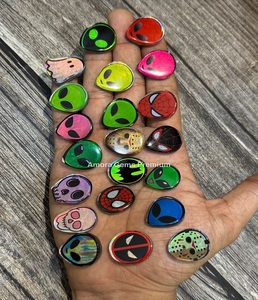 Cabujones de doblete de cristal con cara de alienígena única para la fabricación de joyas, colgantes personalizados, pendientes y accesorios artísticos, suministro al por mayor - Product Image 1