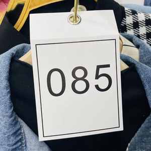 Étiquette de vêtement personnalisée, carte numérotée rectangulaire en papier finition mate réutilisable pour l'étiquetage des vêtements avec option d'impression - Product Image 1