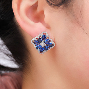 Orecchini a Perno con Rosa Blu per Donne, in Lega e Zirconi, Eleganti Accessori Floreali alla Moda per Uso Quotidiano e Feste - Product Image 4