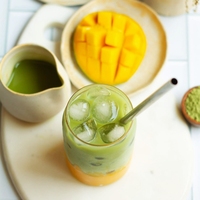 Boîte en vrac de poudre de thé matcha à saveur de mangue biologique de qualité supérieure et options de tasse et de bouteille emballées par sac pour le thé amincissant