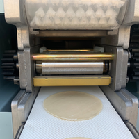 Machine automatique à fabriquer des emballages de boulettes machine à fabriquer des peaux à rouleaux de printemps machine à confectionner des crêpes tortilla chapati roti