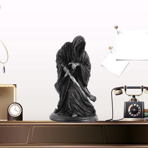 Figurine de pêcheur squelette - Œuvre d'art en résine de style gothique, esprit de l'épée - Dieu de la mort à la robe noire - Product Image 1