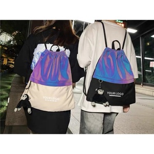 Sac à cordon portable imperméable en polyester de nouvelle conception, logo personnalisé, sac à dos à cordon réfléchissant avec poches - Product Image 4