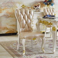 Chaise d'appoint élégante et moderne avec cadre en bois sculpté doré, pieds courbes en S, revêtement en cuir, garniture cloutée, stable et durable, pour salle à manger