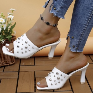 Sandalias de tacón alto estilo europeo 2026 para mujer, con plataforma, sin cordones, punta abierta, para boda, con tachuelas decorativas de personalidad única - Product Image 3